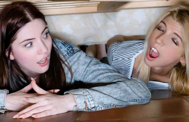 Сексуальная сестрица трахается со своим братом и кончает