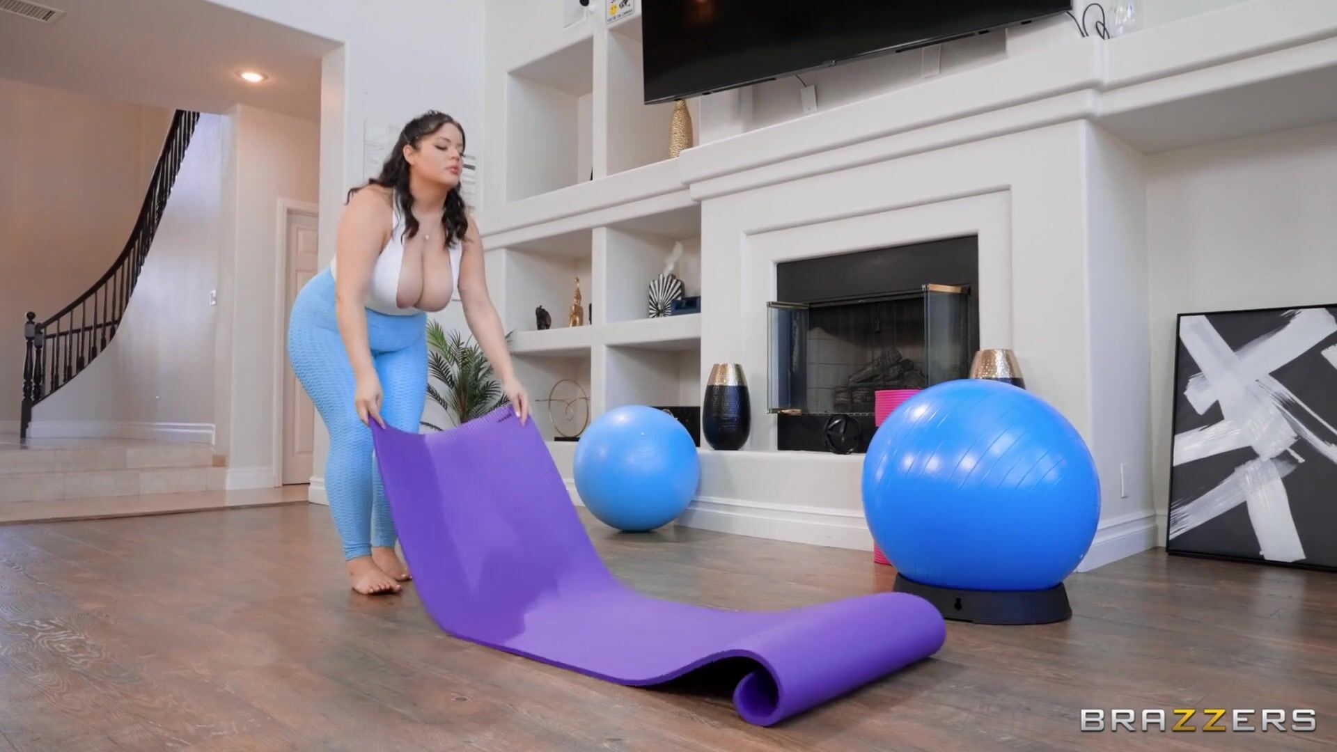 Объемная горничная трахается во время йоги с сыном хозяина