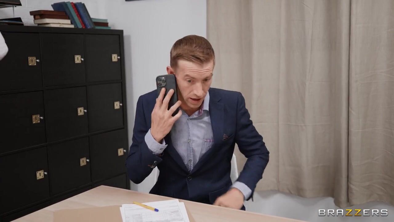 Офисная шлюшка жаждет горячего мужского члена Офисная шлюшка жаждет горячего мужского члена